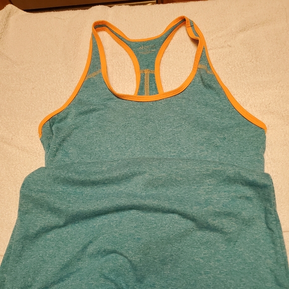 Sale 3 tank tops - Picture 3 of 14